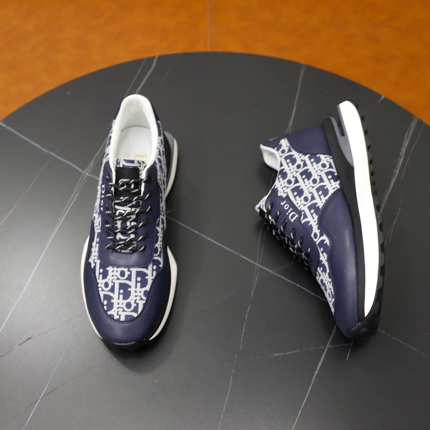 Ex-factory price: 462💰🙅‍♂️🙅‍♂️🙅‍♂️ Brand: Dior DIOR Standard code: 38-44 (45 customized) Grade: Same as the official website Material: Original leather splicing brand cloth Comfortable and breathable lining Lightweight and wear-resistant sports outsole Style category: Men's fashionable casual shoes Running sneakers Distinguished luxury brand elements Top luxury Color: actual picture color